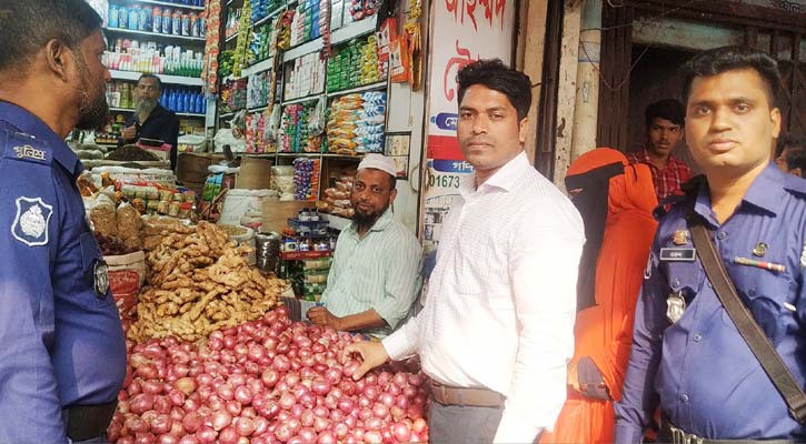 বেশি দামে পেঁয়াজ বিক্রি করায় মতলবে দোকানিকে জরিমানা