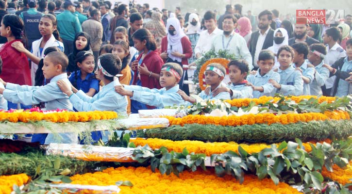 শ্রদ্ধা জানাতে রায়েরবাজার বধ্যভূমিতে সর্বস্তরের মানুষের ঢল