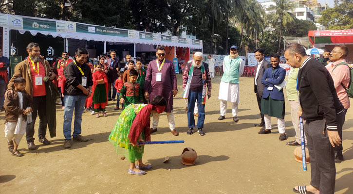 ধানমন্ডি সোসাইটির বিজয় মেলায় গ্রামীণ খেলা