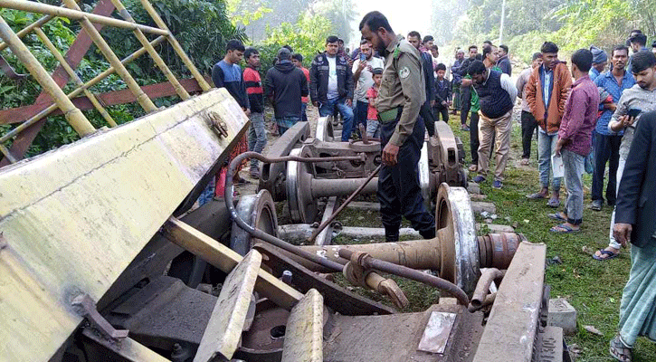 মাধবপুরে লাইনচ্যুত হওয়া ট্রেনের বগি উদ্ধার