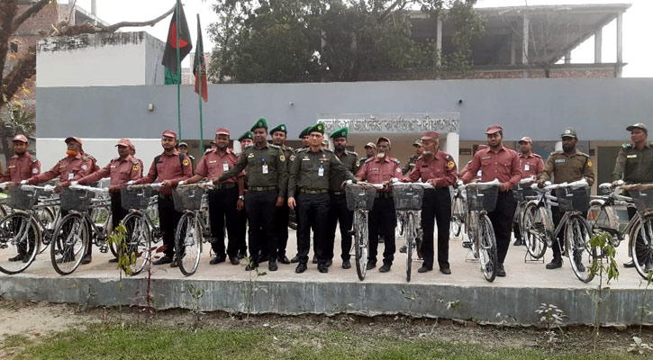 শরীয়তপুরে আনসার সদস্যদের মধ্যে বাইসাইকেল বিতরণ