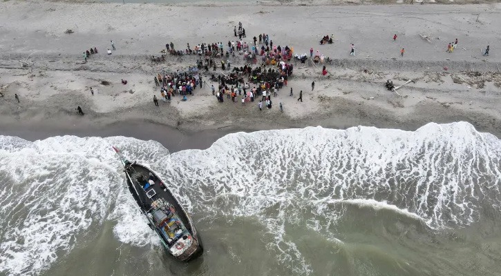 রোহিঙ্গাবোঝাই নৌকা তাড়িয়ে দিল ইন্দোনেশিয়া