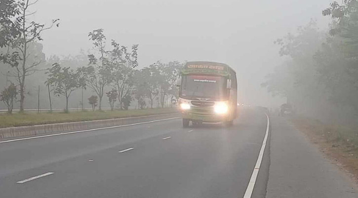 কুয়াশা কাটেনি, মহাসড়কে যান চলাচলে ধীরগতি