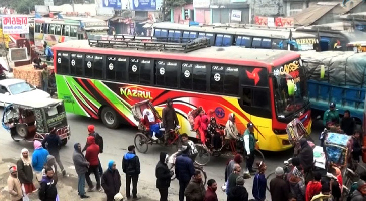 রংপুরে বাসচালককে পুলিশের মারধর, মহাসড়ক অবরোধ