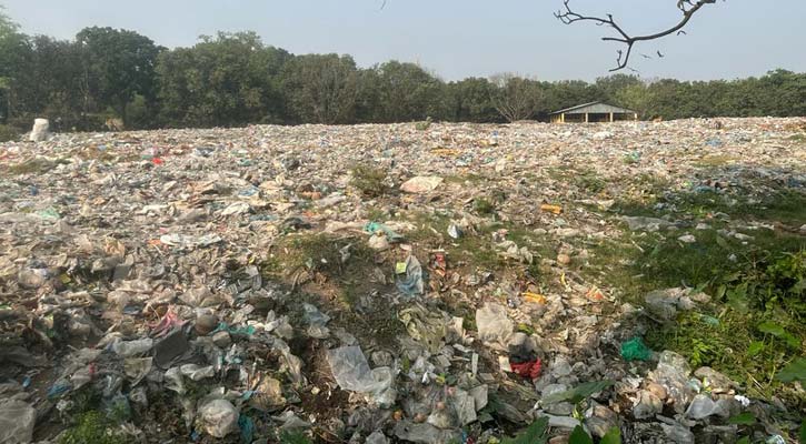 রাস্তার পাশে ময়লার স্তূপ, খালি পড়ে আছে ১৩ কোটি টাকার ল্যান্ডফিল