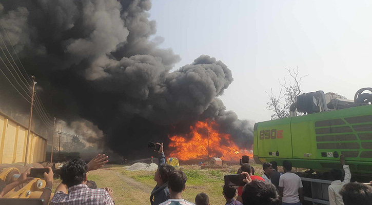 নারায়ণগঞ্জে বিআইডব্লিউটিএ’র গুদামে আগুন, নিয়ন্ত্রণে ৭ ইউনিট