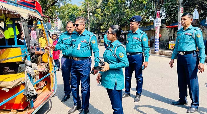 ফুটপাত দখলমুক্ত করতে ট্র্যাফিক পুলিশের উচ্ছেদ অভিযান