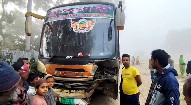 টাঙ্গাইলে বাসচাপায় বাইক আরোহী মা-ছেলে নিহত