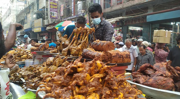 প্রথম দিনেই চকবাজারে জমে উঠেছে ইফতার বাজার