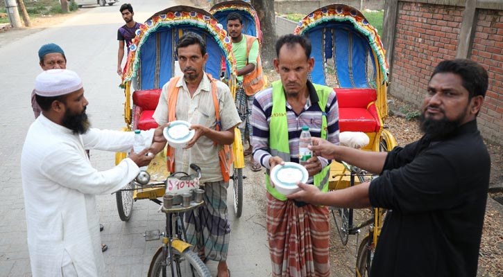 বসুন্ধরার ইফতার পেলেন রিকশাচালক-দিনমজুররা