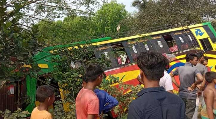 মাগুরায় নিয়ন্ত্রণ হারিয়ে ভ্যানচালকের ঘরে যাত্রীবাহী বাস