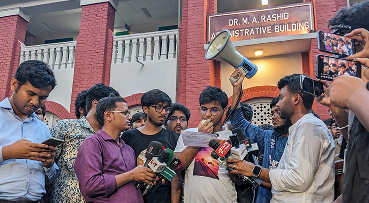 শিক্ষার্থীদের ‘রাজনীতিমুক্ত ক্যাম্পাসের আকাঙ্ক্ষা’ আদালতে তুলে ধরার দাবি 