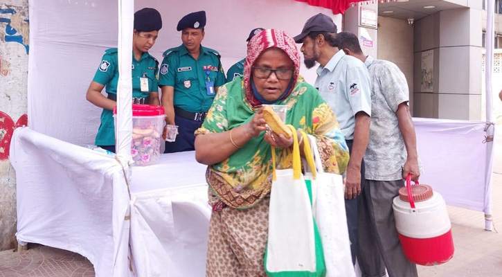 ঢাকায় তীব্র গরমে পুলিশের দেওয়া পানিতেই তৃষ্ণা মেটাচ্ছেন পথচারীরা