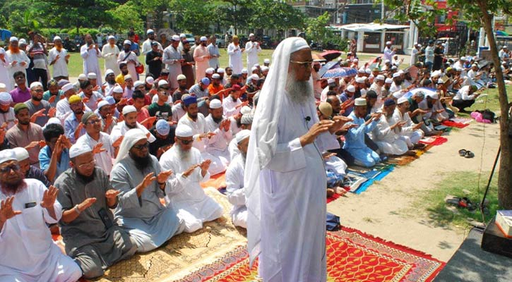 খুলনায় বৃষ্টির জন্য চোখের পানি ফেলে বিশেষ নামাজ