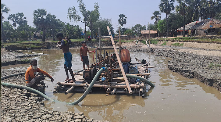 কয়রায় অবৈধভাবে বালু উত্তোলন, নদীতীরের বাঁধ ভাঙনের ঝুঁকিতে