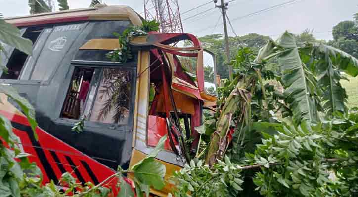 মাদারীপুরে নিয়ন্ত্রণ হারিয়ে বাস খাদে, প্রাণে বাঁচলেন ৩০ যাত্রী