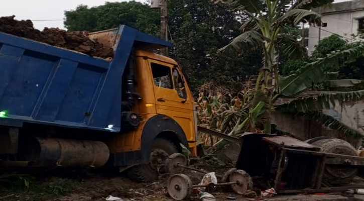 ট্রাকের ধাক্কায় পিকআপ উল্টে দুই নির্মাণশ্রমিক নিহত, আহত ১১