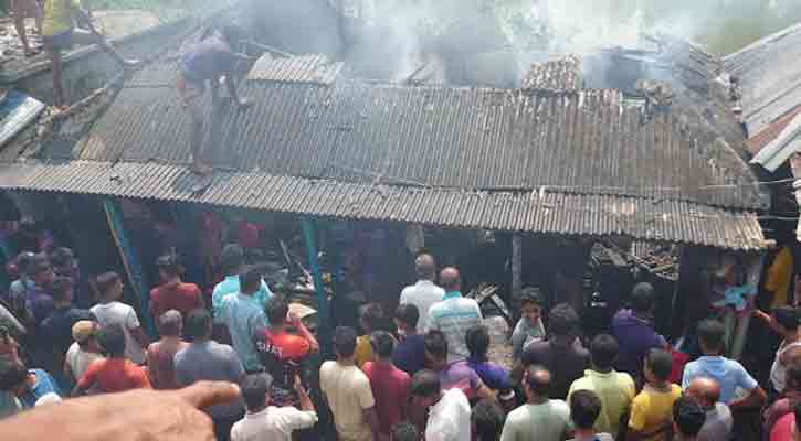 শ্যামনগরে আগুনে পুড়ে ছাই ৩ দোকান, ২৫ লাখ টাকার ক্ষতি