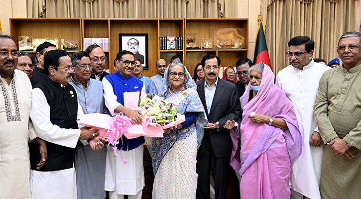 গণভবনে ফুলেল ভালোবাসায় সিক্ত শেখ হাসিনা