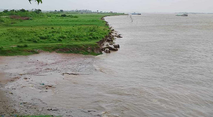 বিদ্যুৎহীন আড়াইহাজার উপজেলা, মেঘনায় ভাঙন