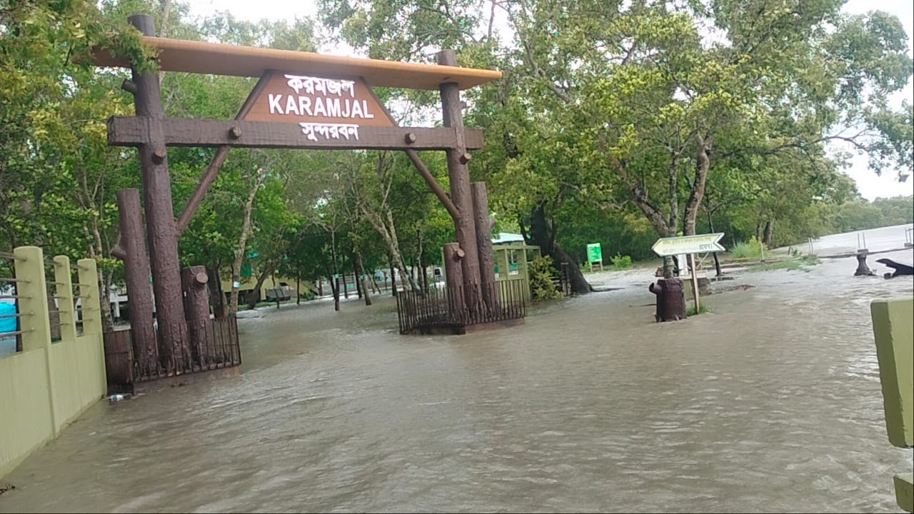 ঘূর্ণিঝড় রিমাল: ৫-৭ ফুট জোয়ারে প্লাবিত হচ্ছে সুন্দরবন