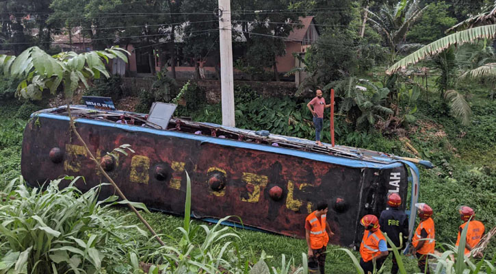 ধামরাইয়ে সেলফি পরিবহনের বাস উল্টে ৩০ জন আহত