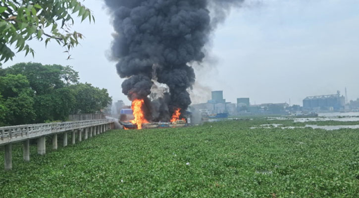 বুড়িগঙ্গায় ট্রলারে আগুন: ইঞ্জিন চালু করতেই বিকট শব্দে বিস্ফোরণ