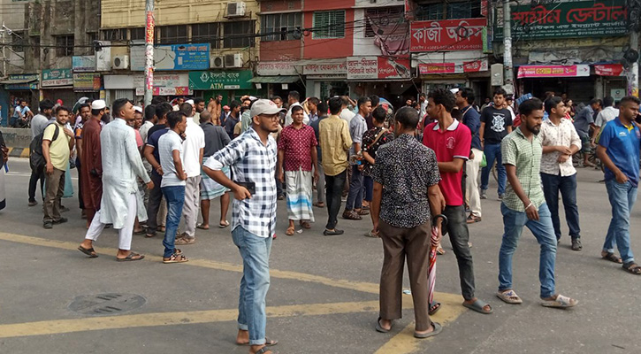 চানখারপুল মোড় আটকে দিলেন কোটাবিরোধীরা