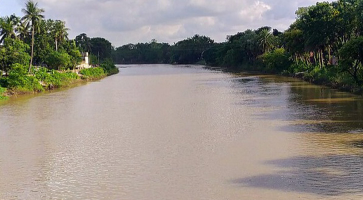 বিপৎসীমার  ওপরে আত্রাই নদীর পানি