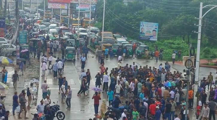 বৃষ্টি উপেক্ষা করে কোটাবিরোধী শিক্ষার্থীদের সড়ক অবরোধ