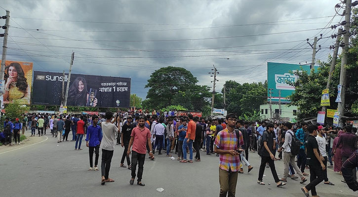 যশোরে কোটা সংস্কার আন্দোলনকারীদের সড়ক অবরোধ