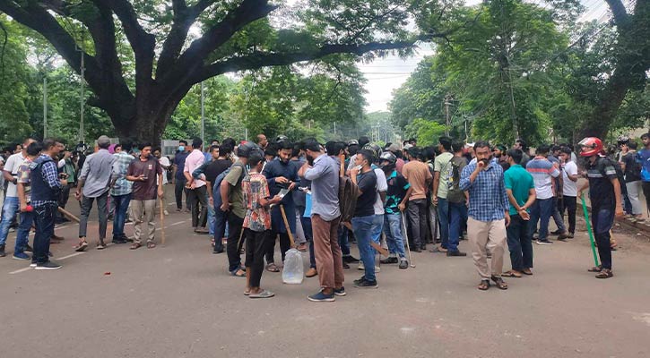 হল ছাড়বেন না শিক্ষার্থীরা, টিএসসিতে পুলিশের সাউন্ড গ্রেনেড