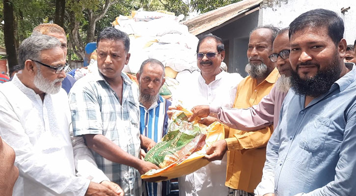 জয়পুরহাটে অসহায়দের মাঝে খাবারসামগ্রী বিতরণ 