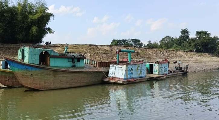 অবৈধভাবে বালু উত্তোলন: জাফলংয়ে ৬১টি নৌকাসহ আটক ৩