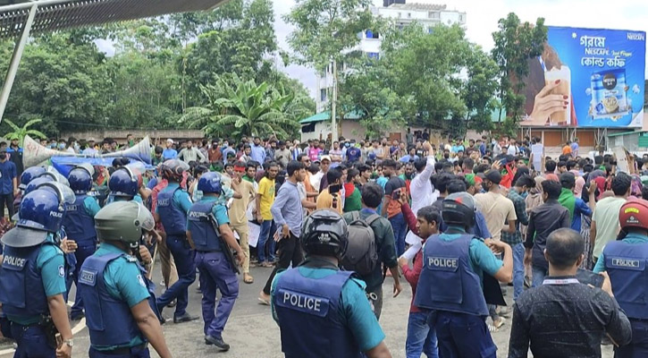 শাবিপ্রবিতে আন্দোলনকারীরা ওপর পুলিশের টিয়ারশেল নিক্ষেপ