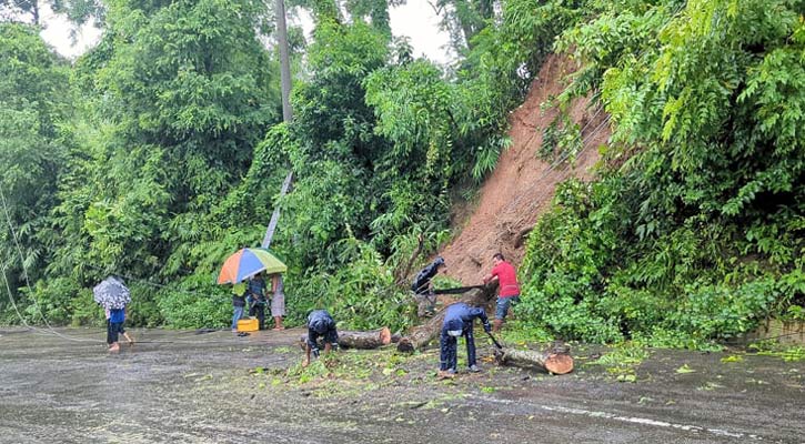 টানা বৃষ্টিতে রাঙামাটিতে পাহাড় ধসের শঙ্কা