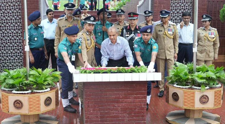 রাজারবাগ পুলিশ স্মৃতিস্তম্ভে স্বরাষ্ট্র উপদেষ্টার শ্রদ্ধা