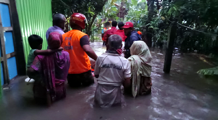 পানিবন্দি অন্তঃসত্ত্বাসহ ২২ শিশুকে উদ্ধার করল ফায়ার সার্ভিস