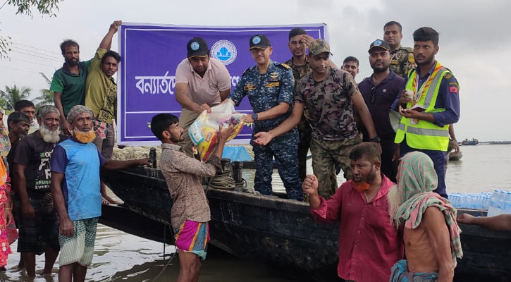 বন্যার্তদের পাশে মোংলা বন্দর কর্তৃপক্ষ