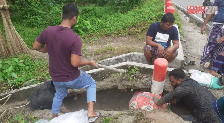 শিবচরে বৃষ্টিতে ক্ষতিগ্রস্ত সড়ক মেরামতে স্থানীয় যুবসমাজ