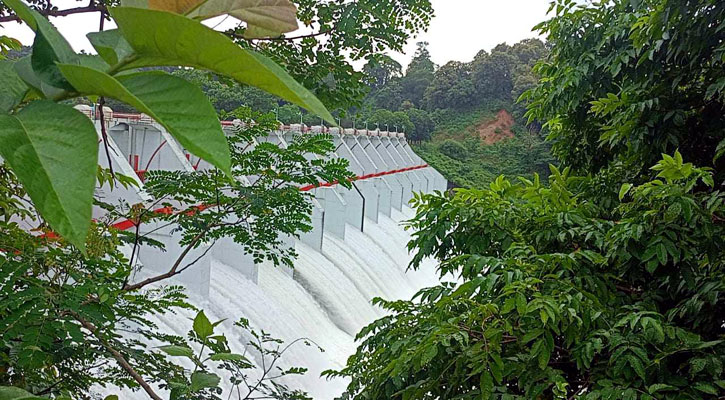 কাপ্তাই বাঁধের ১৬ জলকপাট দিয়ে ১৮ হাজার কিউসেক পানি ছাড়া হচ্ছে