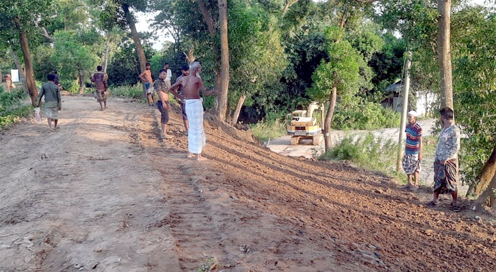 বন্যায় ক্ষতিগ্রস্ত খোয়াই বাঁধের দুই স্থানে মেরামত চলছে