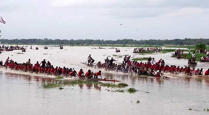 বোয়ালমারীতে নৌকাবাইচ অনুষ্ঠিত