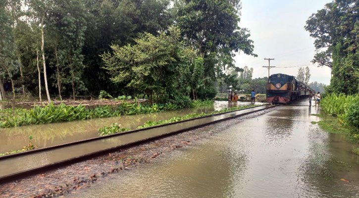 লালমনিরহাটে বন্যায় ডুবেছে রেল লাইন, পানিবন্দি ২৫ হাজার পরিবার