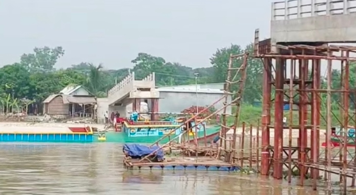 নড়িয়ায় বাল্কহেডের ধাক্কায় ভেঙে পড়েছে নির্মাণাধীন বেইলি সেতু, আটক ২