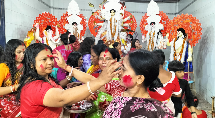 মণ্ডপে মণ্ডপে সিঁদুর খেলায় মেতেছে হিন্দু ধর্মাবলম্বী নারীরা