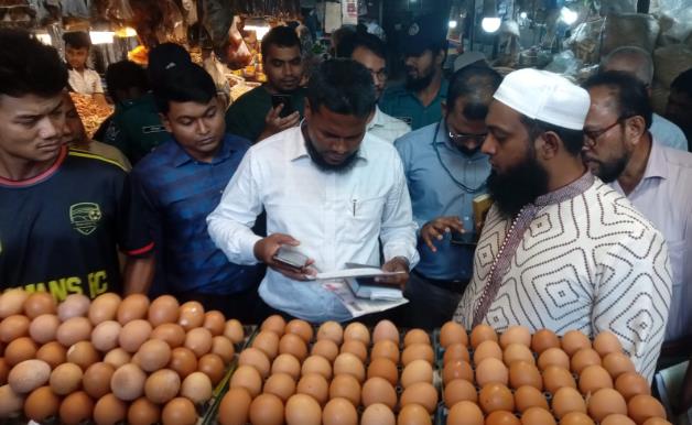 বেশি দামে ডিম বিক্রি, ৫০ হাজার টাকা জরিমানা