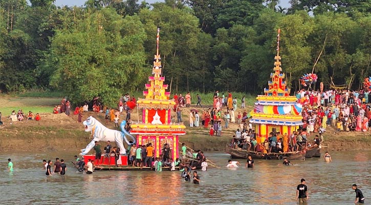 রামুর বাঁকখালী নদীতে বৌদ্ধদের ‘কল্প জাহাজ’ ভাসা উৎসব