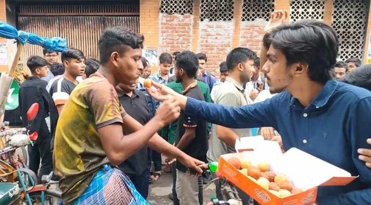 ছাত্রলীগকে নিষিদ্ধ করায় সিরাজগঞ্জে আনন্দ মিছিল-মিষ্টি বিতরণ