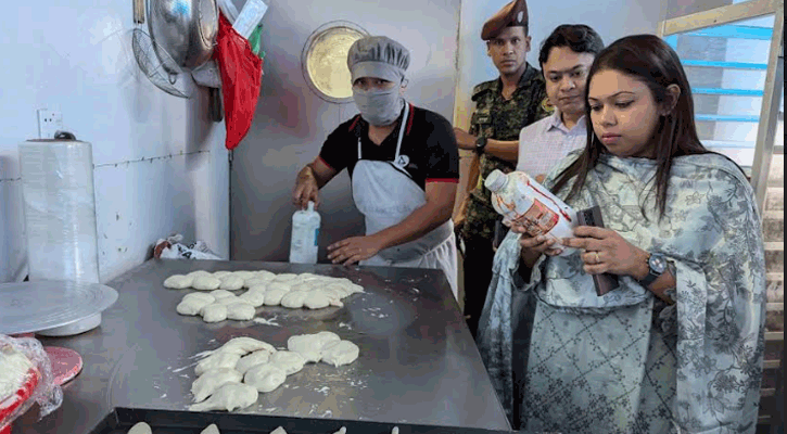 পাউরুটি-বাটার বানে অগ্রিম উৎপাদন তারিখ, আকিজ বেকারিকে জরিমানা